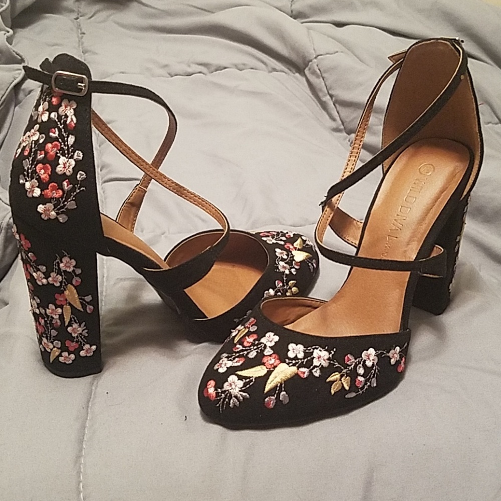 Beautiful embroidered wild diva heels 7.5
